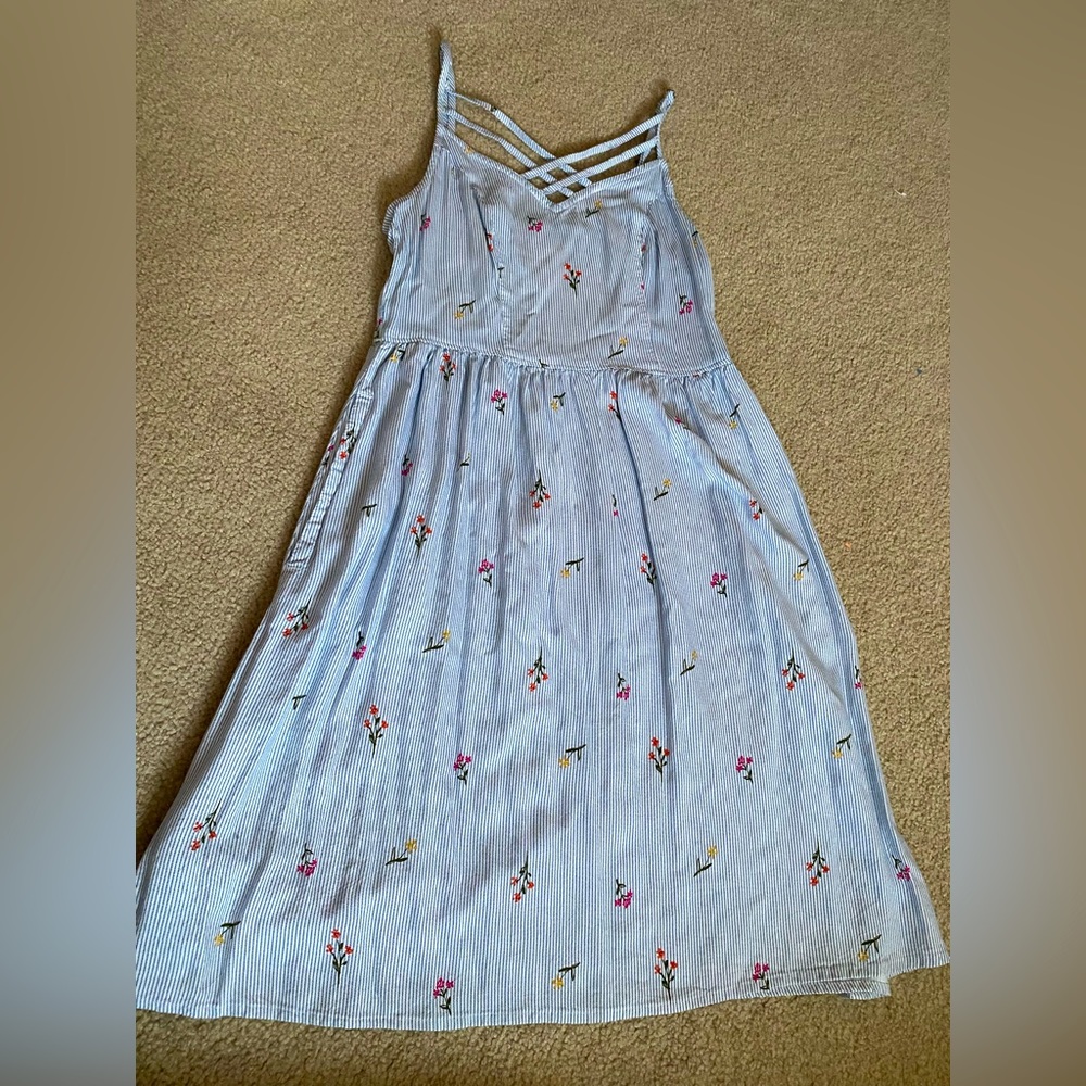 Beautiful floral striped white/blue dress. SIZE SM